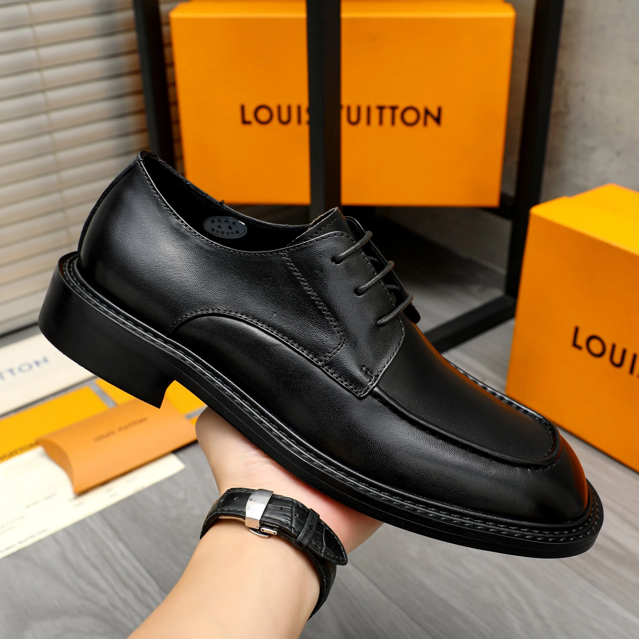 Men's shoes 💰600 Product trademark: LV "Louis Vuitton" business casual lace-up leather shoes Regular size: 37-46 Product materials: Selected high-quality cowhide upper, pigskin lining, rubber outsole